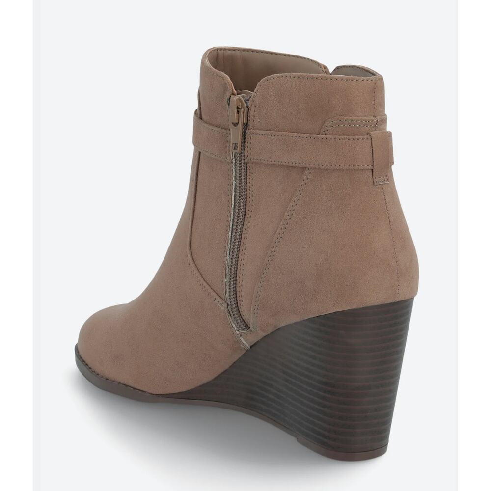 Market & Spruce Serah Suede Wedge Boots 9 Tan Taupe NWOT Ankle Booties Buckle - Picture 4 of 7